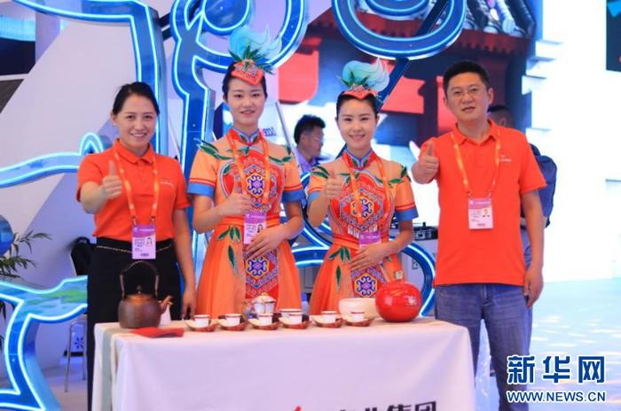 5月10日，中国品牌博览会现场，陈孟秋（左）和同事们在推介利川红茶。