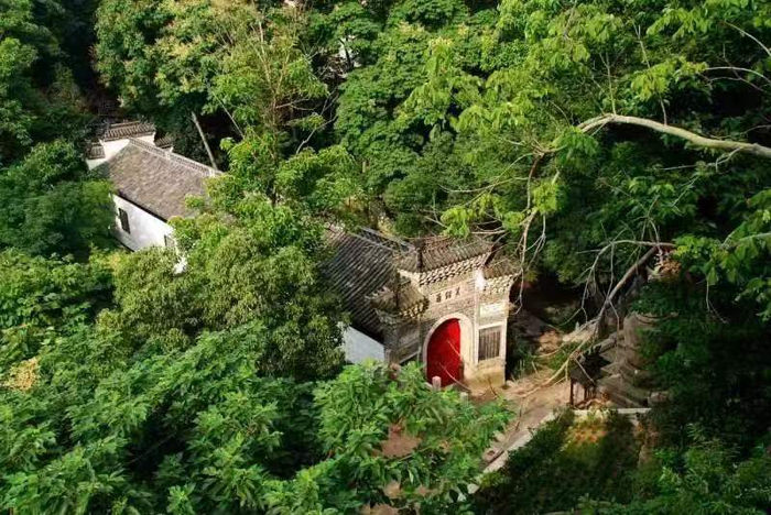 山林掩映中的黄梅县五祖寺。 徐华 摄