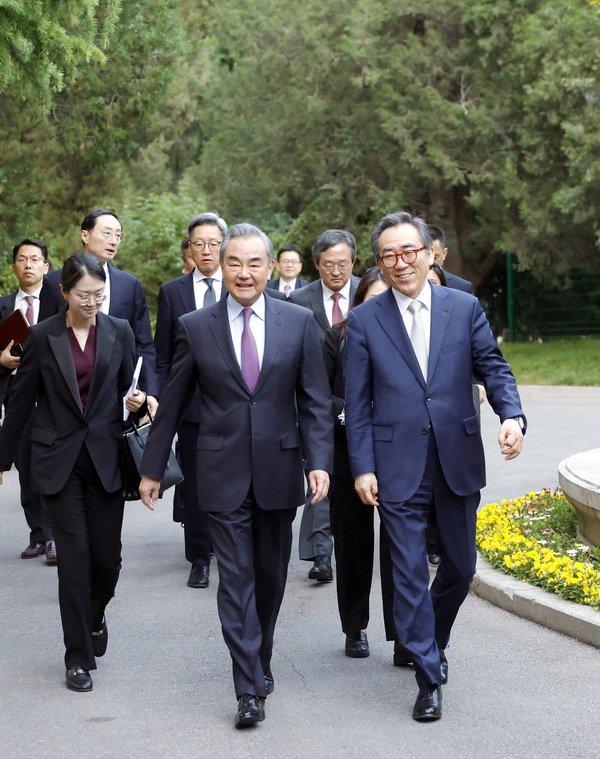5月13日，王毅同韩国外长赵兑烈在北京举行会谈。（外交部网站）