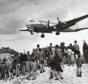   “柏林空运”期间的美国运输机。图/美国历史网站