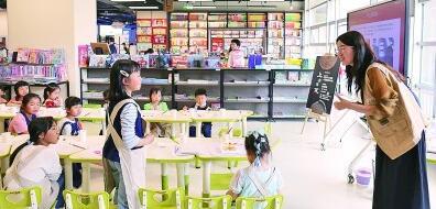 北京中关村图书大厦举办的互动体验活动上，孩子们在学习了解与绘制瓦当。光明日报记者 韩寒摄/光明图片
