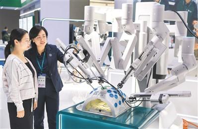 3月29日，观众在2024中国医学装备展览会上参观手术机器人。新华社记者 王全超 摄