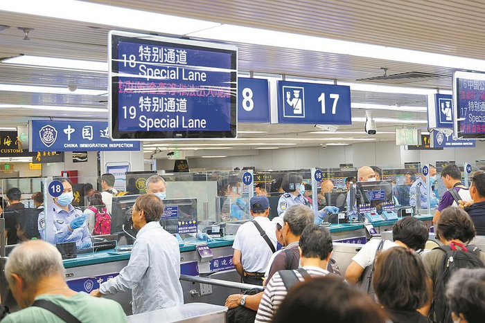     珠江两岸迎来港澳居民“北上潮”新华社发（田园 摄）