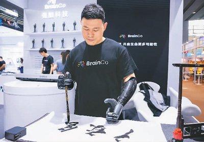 4月15日，在第135届广交会上，强脑科技员工倪敏成展示智能仿生手。新华社记者 刘大伟 摄