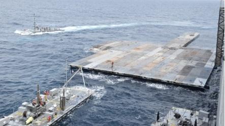   美军在加沙海岸附近建设浮动码头。图/美国有线电视新闻网