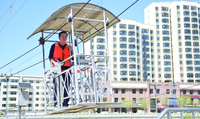 高强在水文缆道上进行河流数据监测。殷之皓 摄