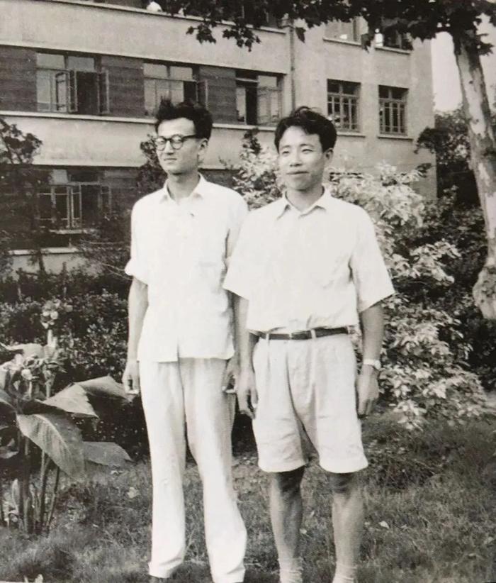 陈燮阳（左）与恩师黄晓同