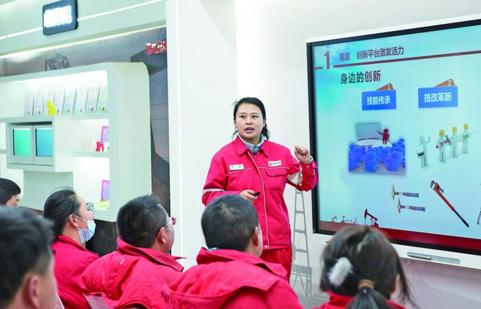 黄群在岗位小课堂讲解。殷之皓 摄