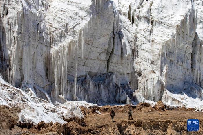 野生动物专业管护队员在无人区深处的藏色岗日冰川巡查（5月11日摄）。新华社记者 姜帆 摄