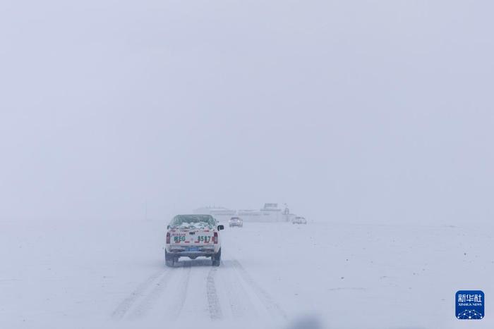 野生动物专业管护队员冒着风雪赶到无人区深处的布查玉管护站（5月7日摄）。新华社记者 姜帆 摄