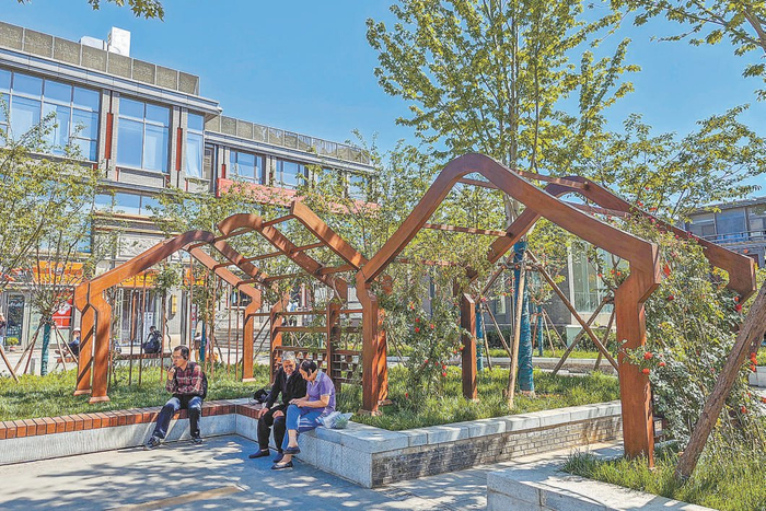 　　北新桥路口东北角原围挡已拆除，新建成的小花园为市民提供绿色休闲空间。 本报记者 邓伟摄
