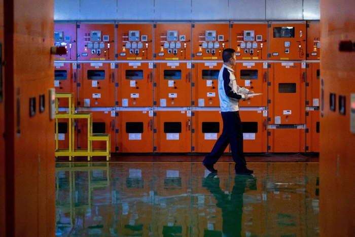 龙湖智创生活工程人员在配电室巡检