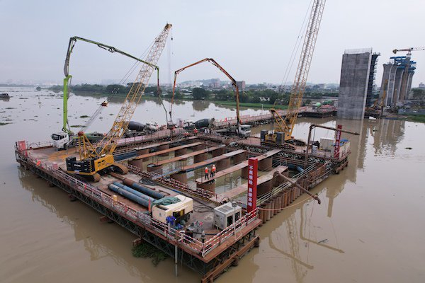 跨榕江北河斜拉桥41号主墩基坑围堰水下封底施工现场