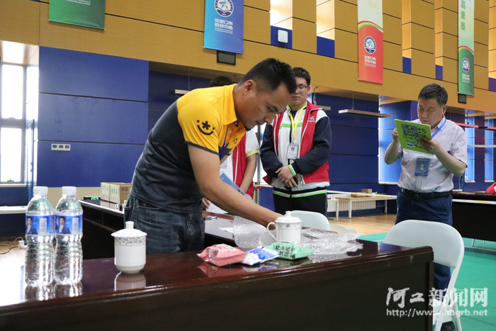 选手正在进行实操考核 记者韩廷钰摄