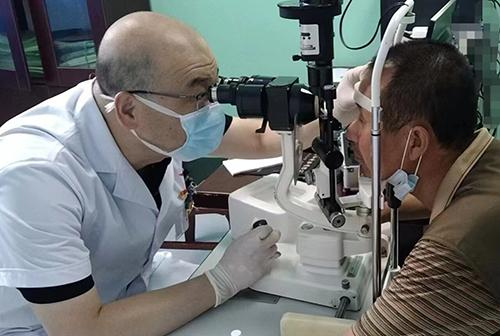     5月6日，易县医院眼科医生张绍英（左）在塘湖中心卫生院为患者进行眼底检查。本组图片由易县卫健局提供