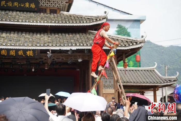 花园阁国家湿地公园“上刀山”传统的技艺展示。李深德摄
