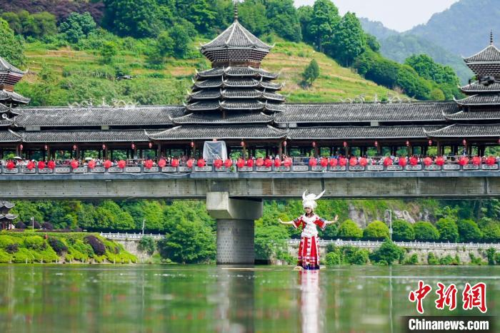 非遗技艺“独竹水上漂”正在上演。绥宁县委宣传部供图