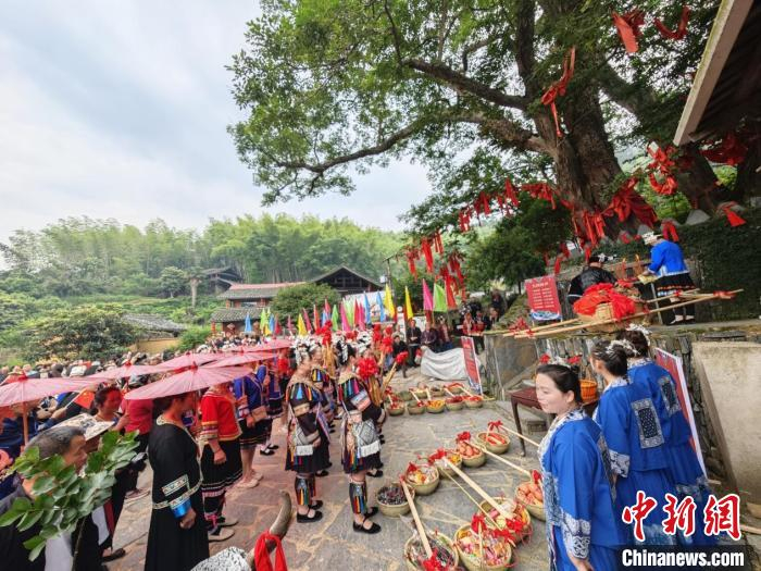 大团侗寨萨文化祈福仪式。夏海青摄