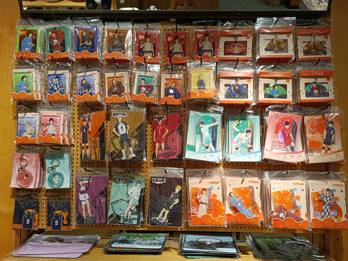 ▲ 精品店内的谷子货架。图 / 每日人物摄