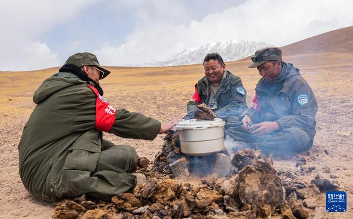 野生动物专业管护队员在巡护途中就地取材，用野牦牛粪生火做饭（5月10日摄）。新华社记者 丁增尼达 摄