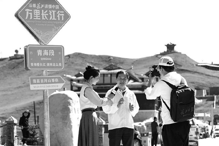 “沿着长江读懂中国——万里长江行”首个打卡装置设在青海日月山。长江网 供图