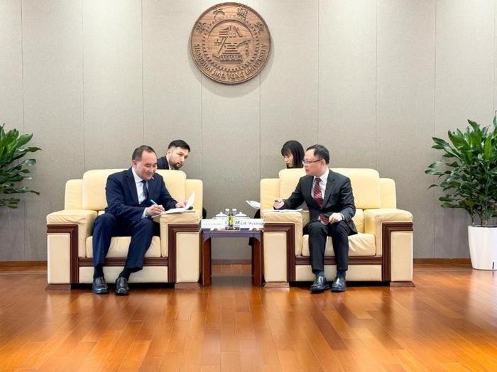 哈萨克斯坦驻沪总领事一行访问上海交通大学