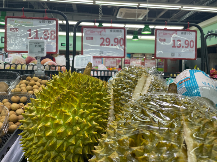 5月13日，在北京朝阳区一家商超内，泰国榴莲每斤单价为29.9元。新京报记者 田杰雄 摄