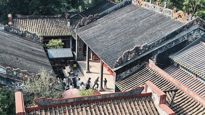 ▲5月5日，游客们在假期末尾游玩国恩寺。