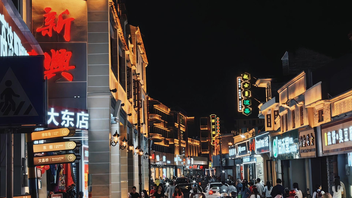 ▲夜晚人头攒动的庙街