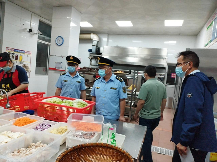 龙岩市各县（市、区）市场监管部门同步开展突击检查。