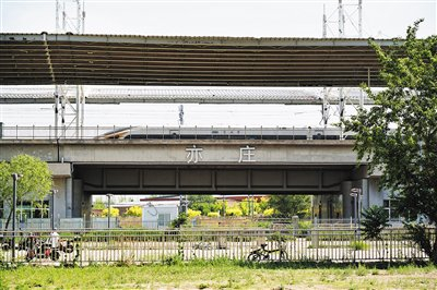 5月14日，一列京津城际列车从亦庄火车站上驶过。摄影/新京报记者 王贵彬