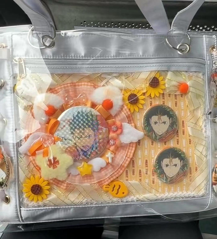 ▲ 痛包中价值七万二的《排球少年》西谷夕jw闪吧唧。图 / 受访人供图