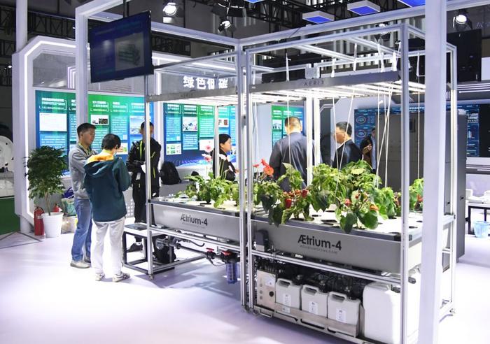 2023年11月2日在世界农业科技博览会现场拍摄的基于物联网的智能化植物工厂。新华社记者 任超 摄