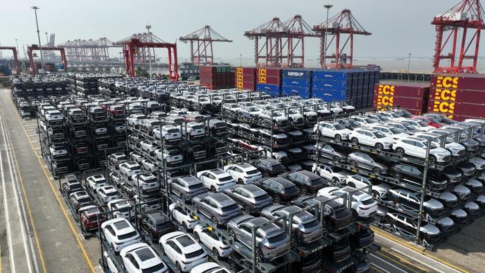 2023年7月11日， 在江苏省太仓港国际集装箱码头，一批新能源汽车即将通过专用框架运输方式出口。新华社发（计海新摄）