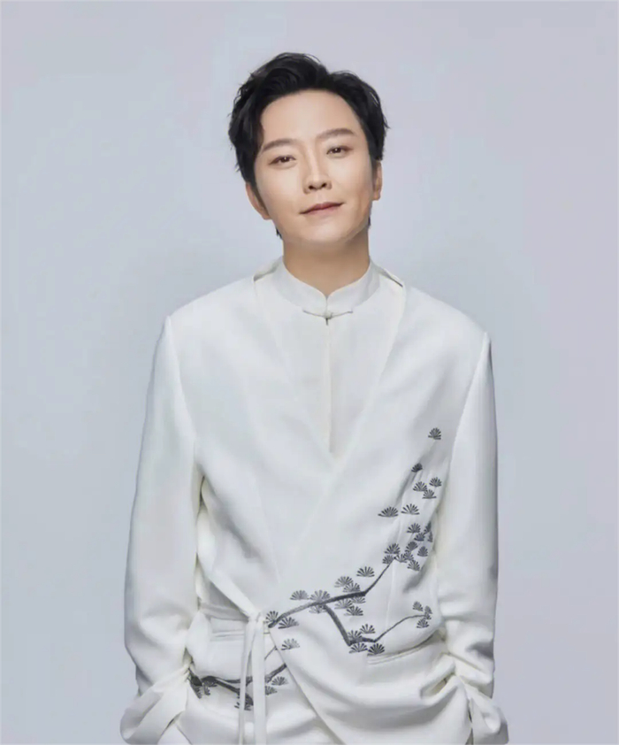 《万疆》:崭锋芒,道路再盛放2021年,一曲《万疆》再次让李玉刚成为