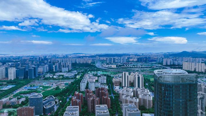 南京市公共机构节能有“妙招” 小学屋顶成“电站” 中央空调会“让”电