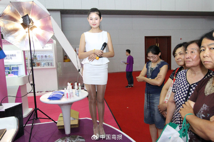 图为健康医美形象馆前一位美丽的模特吸引了许多爱美人士咨询。（图片由CNSPHOTO提供）