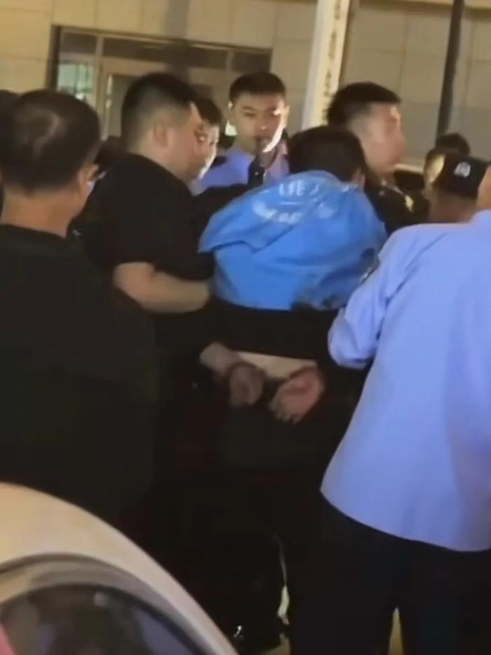 辽宁海城一外卖员持刀捅伤小区保安？保安伤势较重，警方已介入
