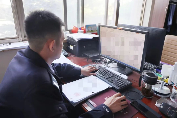 图为民警开展信息研判