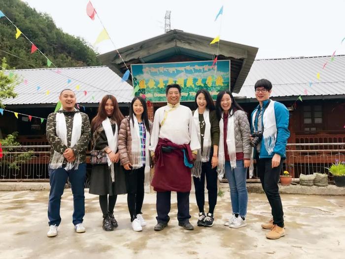 　　▲北京馆六位工作人员前往梅里雪山下普利藏文学校看望阿牛校长（左四）