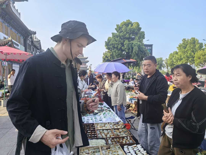石佛寺早早市玉雕市场人头攒动、热闹非凡。胡少佳摄　