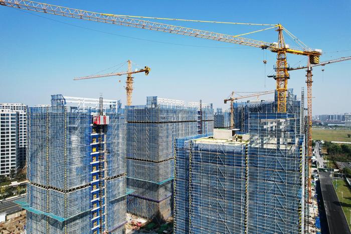 ↑杭州市区一正在建设的新楼盘。图据视觉中国
