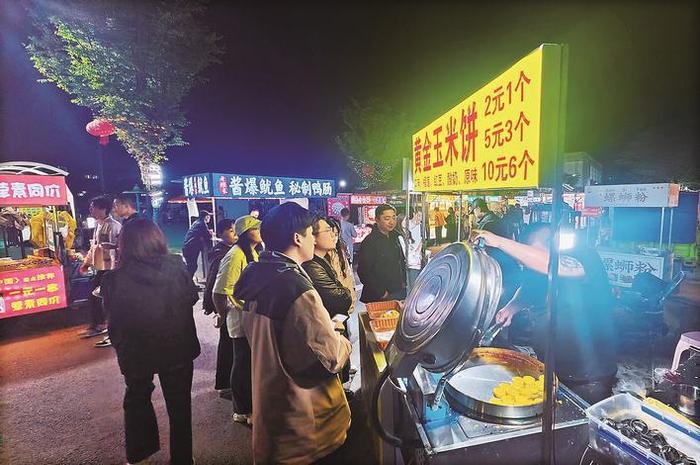 泰州市体育中心北侧的“体育夜市”人来人往，各色美食吸引了许多食客消费。 图片来源：泰州新闻网