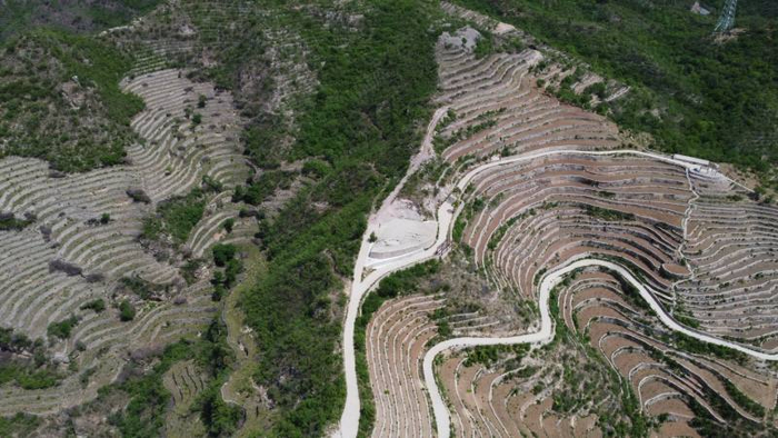 5月14日，俯瞰位于门头沟区雁翅镇苇子水村的古梯田。新京报记者 王子诚 摄