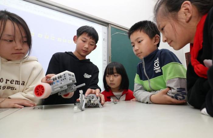 偏远乡村学校来了AI机器人