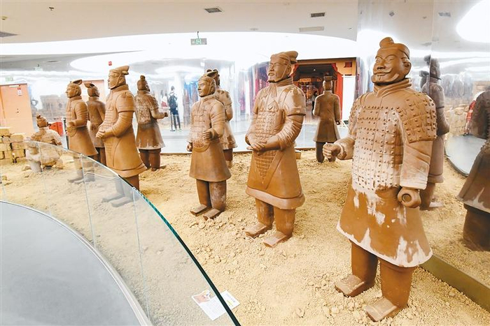 巧克力制成的“兵马俑”。  （记者 郝钟毓 摄）