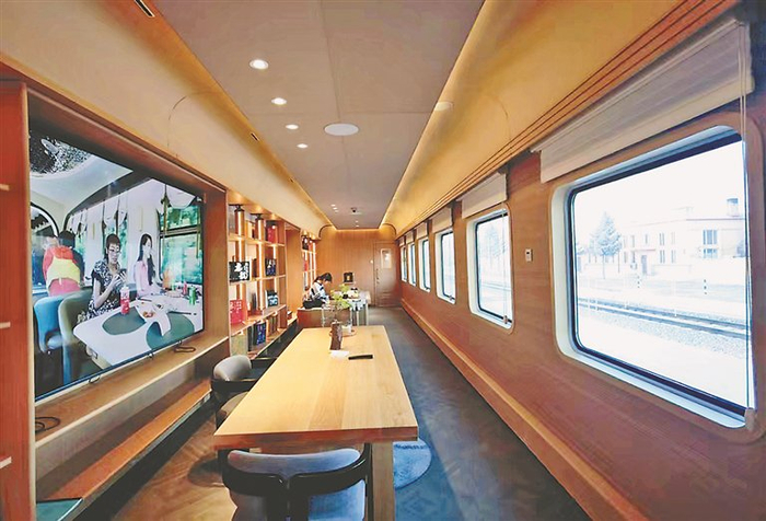     林都号旅游列车车厢内景。