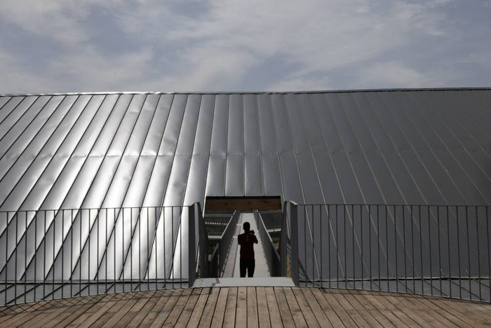 5月14日，京西门头沟雁翅镇苇子水村，游客在观景台上拍照。新京报记者 王子诚 摄