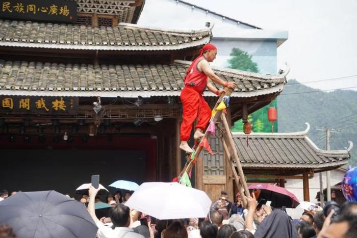 （花园阁国家湿地公园“上刀山”传统的技艺展示。李深德 摄）