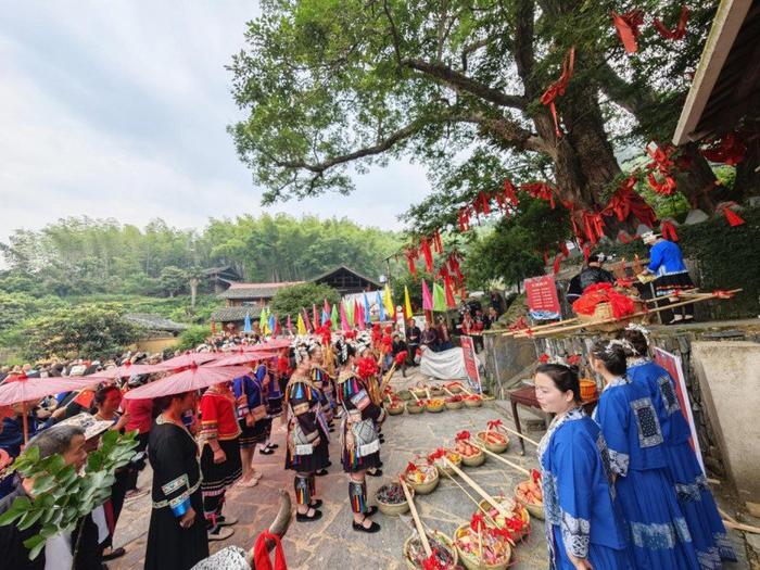 （大团侗寨萨文化祈福仪式。夏海青 摄）